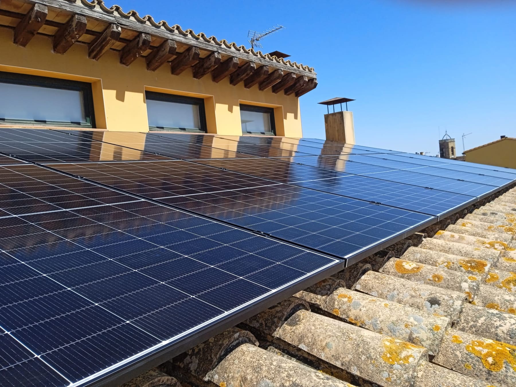 Panells solars instal lats en coberta