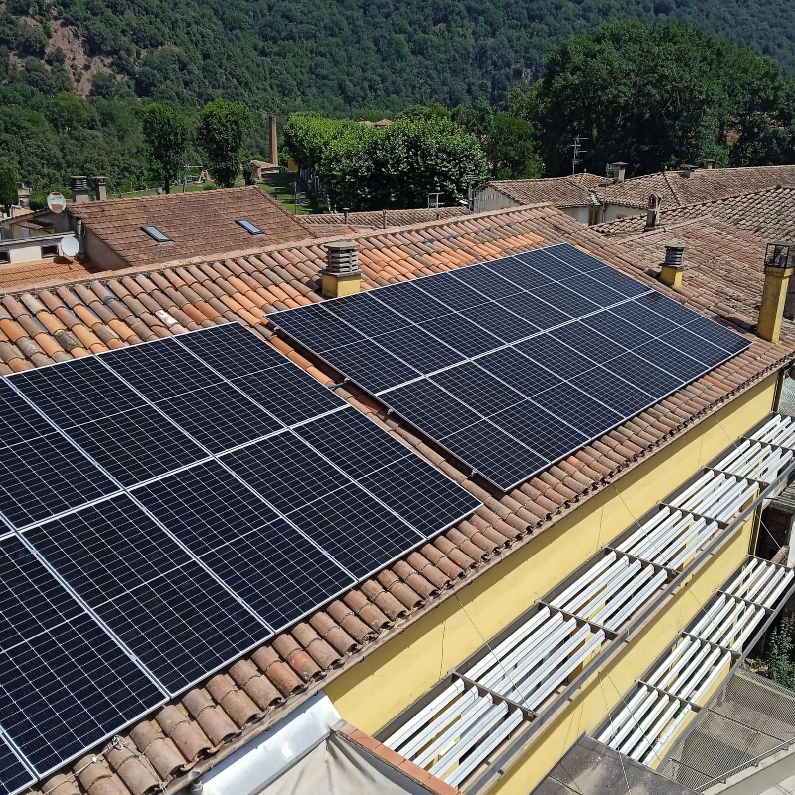 Instal lacio fotovoltaica en coberta